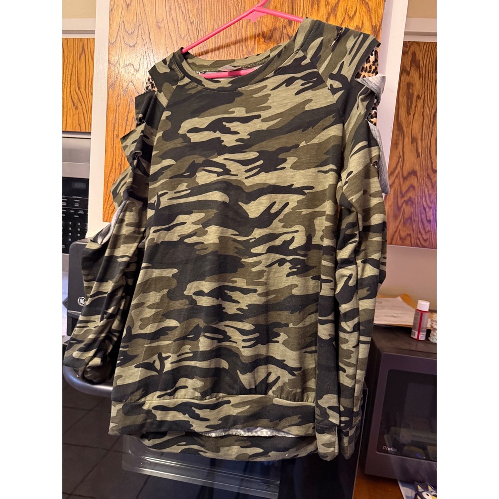 Sunshine & Rodeo Camo Cold Shoulder Cutout Long Sleeve Top Women's Size Small‎